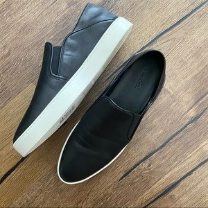 VINCE. LEATHER SLIP ON SNEAKERS